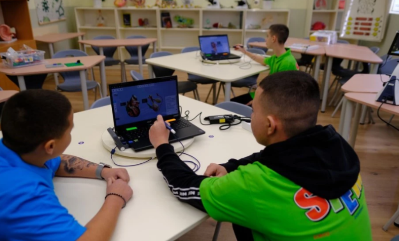 Ученици правиха дисекция на сърдечен мускул в новия STEM център на ПГБТ