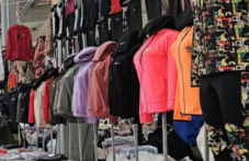 Осъдиха пенсионер и жена му, продавали дрехи ментета на сергия в Съединение