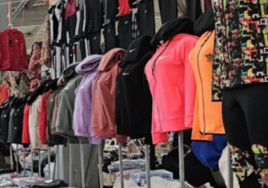 Осъдиха пенсионер и жена му, продавали дрехи ментета на сергия в Съединение