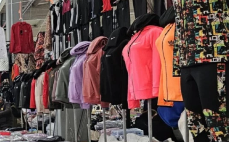 Осъдиха пенсионер и жена му, продавали дрехи ментета на сергия в Съединение