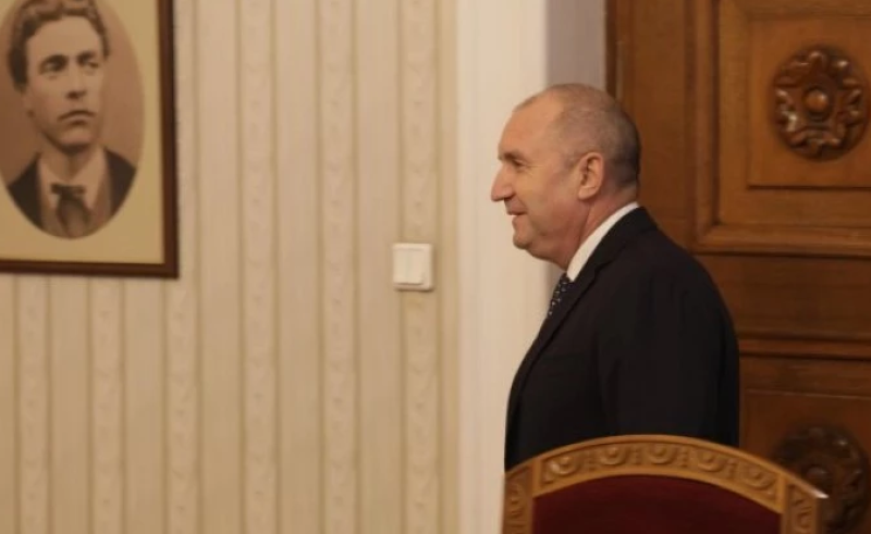 Президентът връчва първия мандат след Нова година