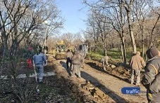 Най-после! Започна ремонт на алеите на Младежкия хълм след години забвение