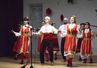 С коледен концерт откриха обновената зала на читалището в Маноле