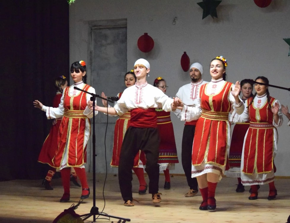 С коледен концерт откриха обновената зала на читалището в Маноле