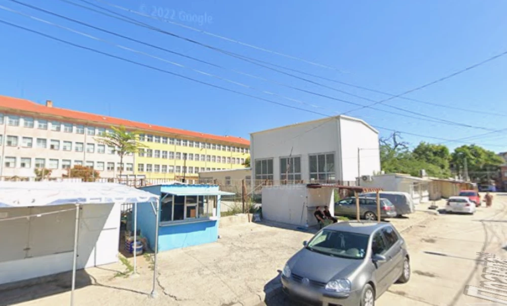 Спряха 38 павилиона „подарък“ за някого на местната „Шан-з-Елизе“ в Столипиново