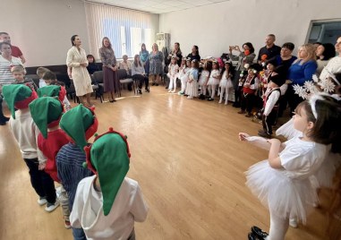 Дечица донесоха коледно настроение в Община Куклен