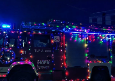 Коледна пожарна стана шейна на Дядо Коледа в Пловдив