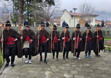 Малки и по-големи коледари гостуваха на кмета на Сопот