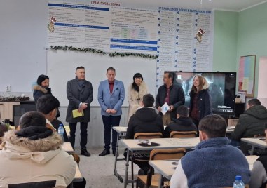 Откриха обновената база на Гимназията по жп транспорт в Карлово