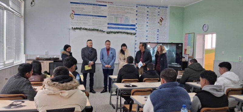 Откриха обновената база на Гимназията по жп транспорт в Карлово