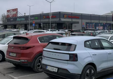 Кошмарен трафик и препълнени паркинги в Пловдив в последния работен ден