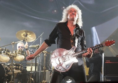 Queen пускат неиздавана коледна песен