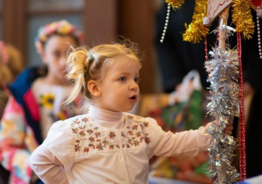 Украински деца поздравиха кмета на Пловдив за Коледа