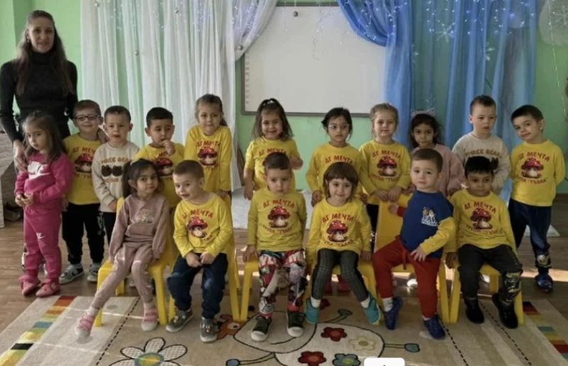 Децата от ДГ „Мечта“ в Маноле се сдобиха с интерактивна дъска