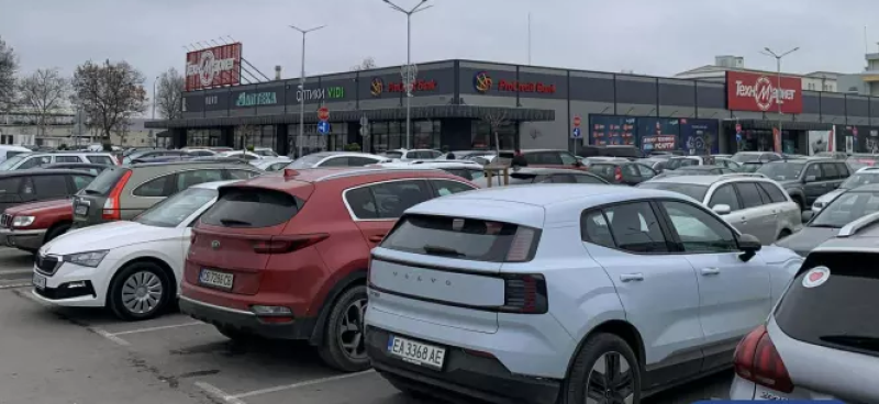 Кошмарен трафик и препълнени паркинги в Пловдив в последния работен ден