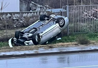 Кола се преобърна в Карлово
