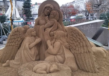 Направиха пясъчна скулптура на Богородица с Младенеца