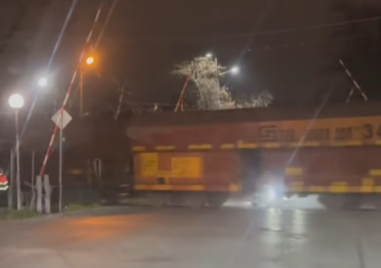 Влак премина при вдигнати бариери в Пловдив, кола се размина на косъм