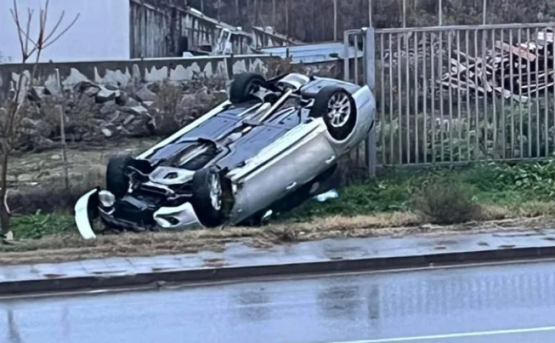 Кола се преобърна в Карлово