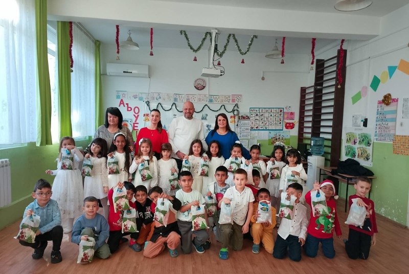 Младежи с мащабна благотворителна кампания „Купи и дари“ в Община Марица