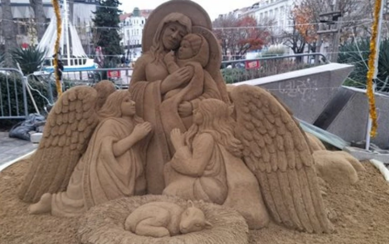 Направиха пясъчна скулптура на Богородица с Младенеца