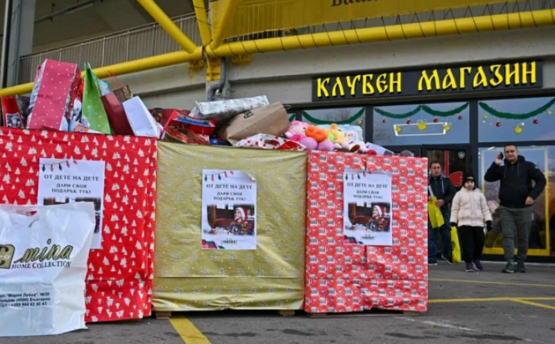 Стотици малки ботевисти дариха своите играчки на деца в неравностойно положение