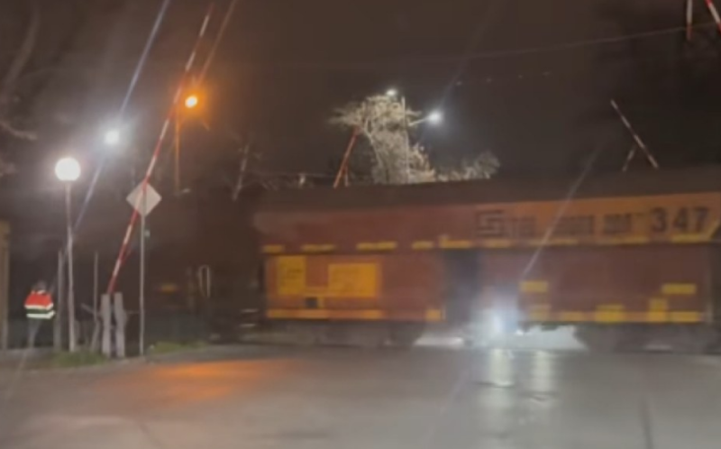 Влак премина при вдигнати бариери в Пловдив, кола се размина на косъм