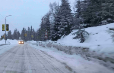 Снежни и хлъзгави пътища затрудняват движението в почти цялата страна