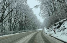 Сняг вали на проходите Шипка и Хаинбоаз