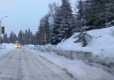 Снежни и хлъзгави пътища затрудняват движението в почти цялата страна