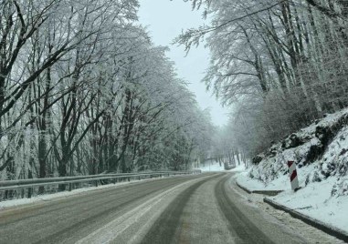 Сняг вали на проходите Шипка и Хаинбоаз