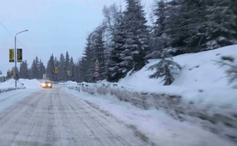 Снежни и хлъзгави пътища затрудняват движението в почти цялата страна
