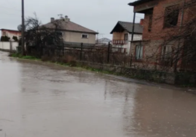 Село Катуница с наводнени улици след дъжда