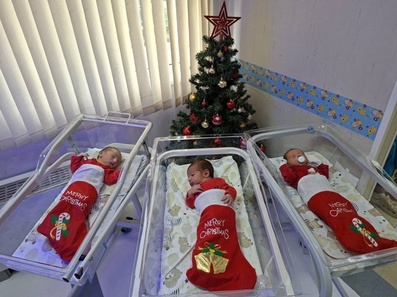 Коледно чудо в „Селена“: лекари посрещнаха шест празнични бебета – сред тях и малък „победител“