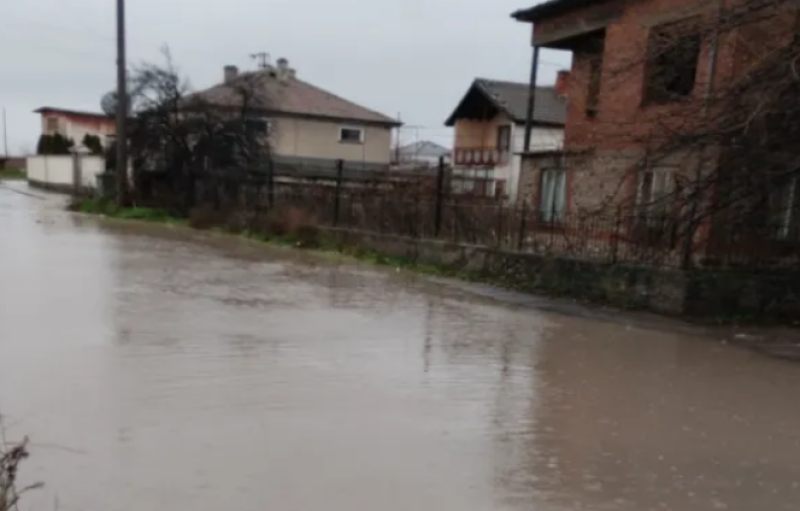 Село Катуница с наводнени улици след дъжда