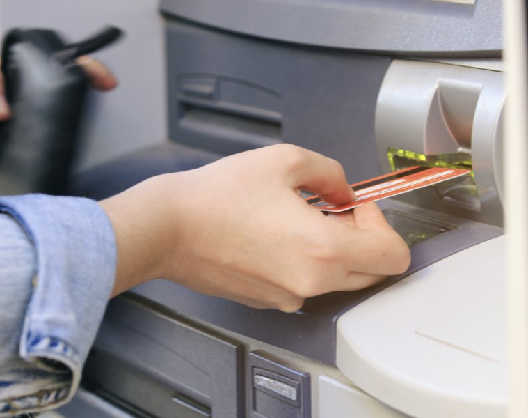 Затруднено ще е плащането на битови сметки в следващите дни