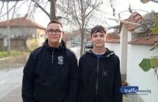 С две лопати и големи сърца: Историята на Иван и Петър от Ново село