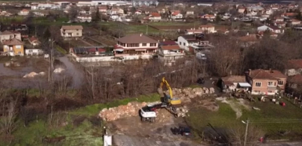 След заплахи от кмета на Гелеменово: Спират работата по възстановяване на скъсаната дига