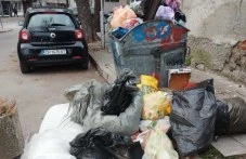 Сметище насред улицата! Недостъг на контейнери вбеси пловдивчанин