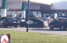 Опашки от коли се извиха по бензиностанциите в страната