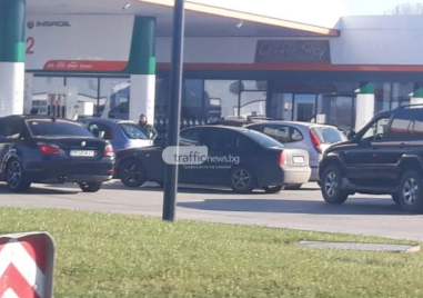 Опашки от коли се извиха по бензиностанциите в страната