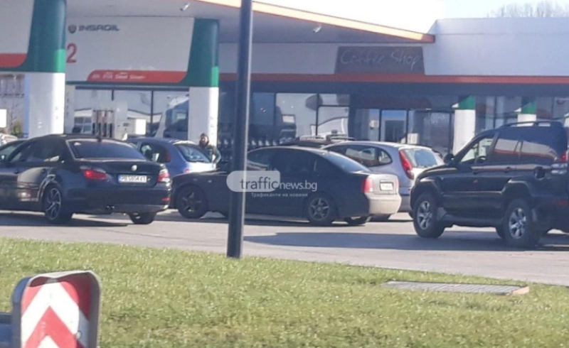 Опашки от коли се извиха по бензиностанциите в страната