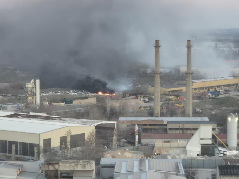 Пловдив отново диша отрова, горящи боклуци обгазиха “Източен“