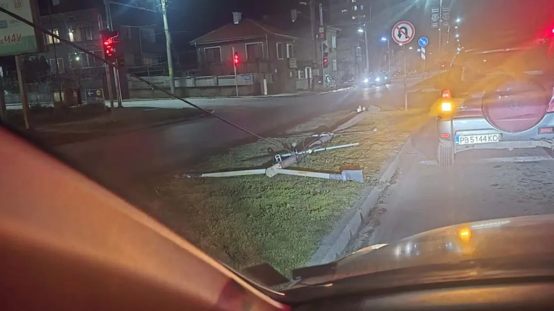 Силен вятър в Карлово доведе до инциденти: билборд се стовари до кръгово