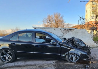 Катастрофа стана в Столипиново, кола се заби в стълб и го прекърши