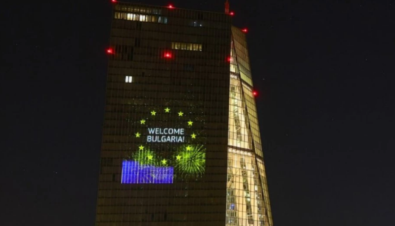“Добре дошла, България“ свети на сградата на ЕЦБ във Франкфурт