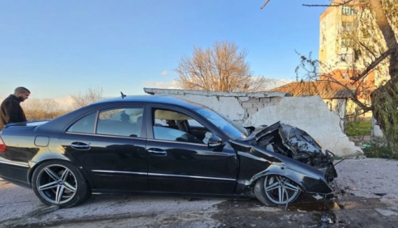 Катастрофа стана в Столипиново, кола се заби в стълб и го прекърши