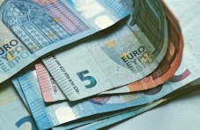 Минималната работна заплата става 620,20 евро от днес