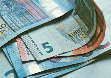 Минималната работна заплата става 620,20 евро от днес