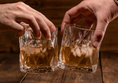 Празниците и алкохолът - кога удоволствието се превръща в риск